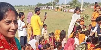 गुलरिया जगतापुर में महिलाओं ने निकाली कलश यात्रा:भक्ति गीतों की धुन पर सिर पर कलश रखकर पहुंचीं घाट गुलरिया जगतापुर में महिलाओं ने निकाली कलश यात्रा:भक्ति गीतों की धुन पर सिर पर कलश रखकर पहुंचीं घाट