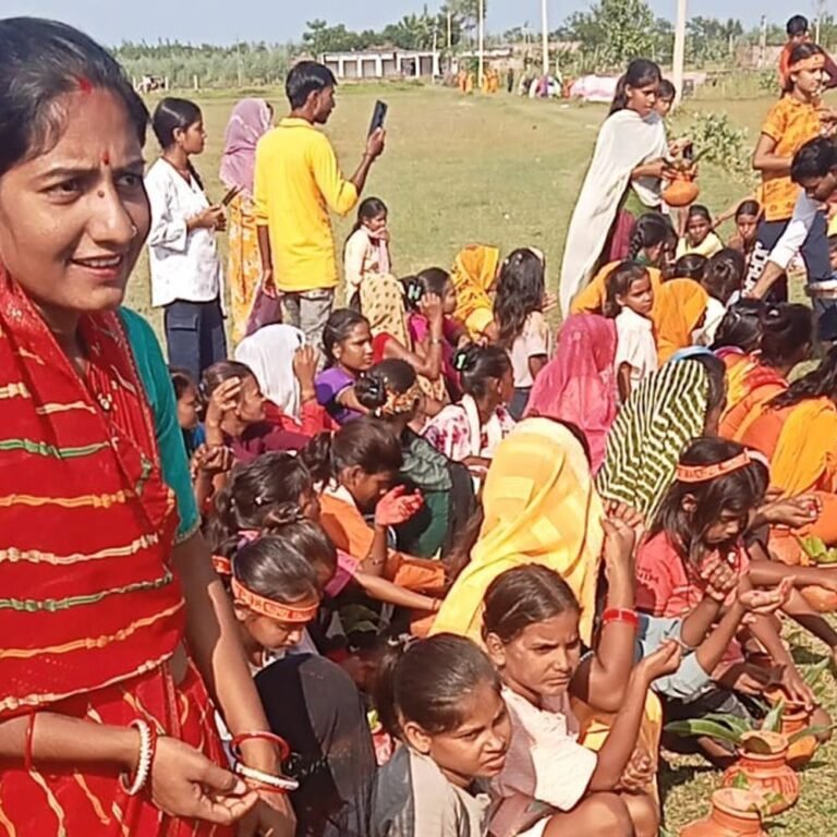 गुलरिया जगतापुर में महिलाओं ने निकाली कलश यात्रा:भक्ति गीतों की धुन पर सिर पर कलश रखकर पहुंचीं घाट