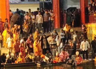 रामलीला के चौथे दिन श्रीराम वन गमन का मंचन:उतरौला में राजा दशरथ के देहावसान से अयोध्या में छाया शोक रामलीला के चौथे दिन श्रीराम वन गमन का मंचन:उतरौला में राजा दशरथ के देहावसान से अयोध्या में छाया शोक