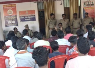 लालगंज थाने में डीजे संचालकों के साथ बैठक:नवरात्रि और दशहरा पर्व पर शांतिपूर्ण माहौल के लिए नियमों का पालन करने को कहा लालगंज थाने में डीजे संचालकों के साथ बैठक:नवरात्रि और दशहरा पर्व पर शांतिपूर्ण माहौल के लिए नियमों का पालन करने को कहा