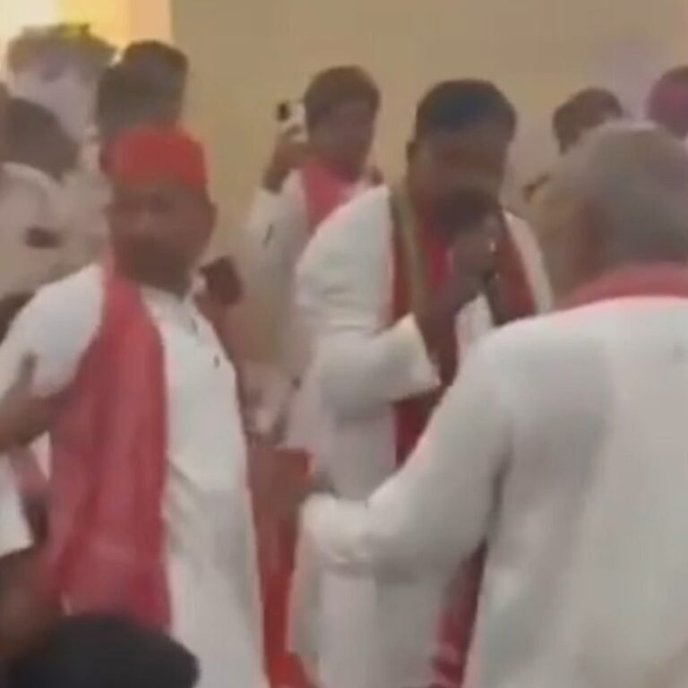 श्रावस्ती में सपा की बैठक में माइक छीनने पर हंगामा:AIMIM नेता ने उठाए सवाल, कार्यकर्ताओं में हुई थी जमकर कहासुनी