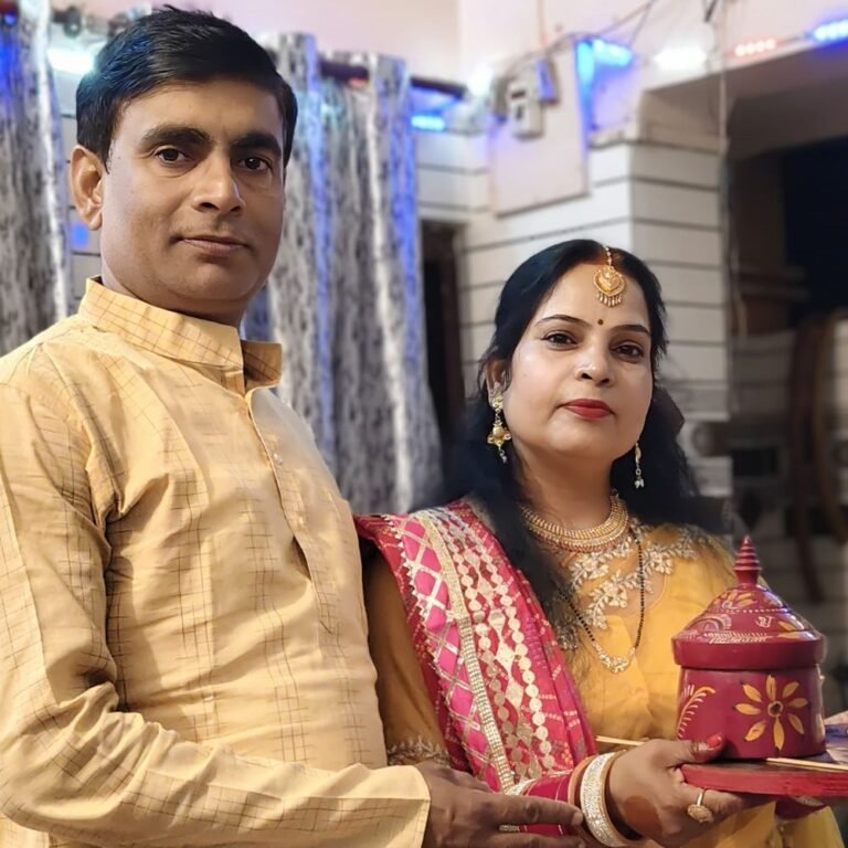 बारिश के बीच महिलाओं ने चांद देखकर व्रत खोला:महराजगंज में करवा चौथ पर छलनी से पति का दीदार कर पूजा की, फिर उनके हाथों जल पीया