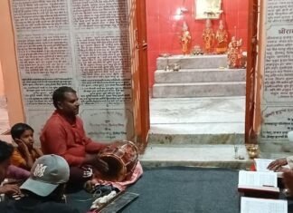 अमोढ़ा के रामरेखा मंदिर में सुंदरकांड पाठ:रामायण मंडली ने किया पाठ, बड़ी संख्या में श्रद्धालु शामिल अमोढ़ा के रामरेखा मंदिर में सुंदरकांड पाठ:रामायण मंडली ने किया पाठ, बड़ी संख्या में श्रद्धालु शामिल