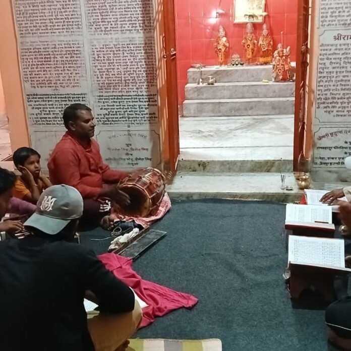अमोढ़ा के रामरेखा मंदिर में सुंदरकांड पाठ:रामायण मंडली ने किया पाठ, बड़ी संख्या में श्रद्धालु शामिल