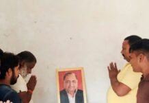 राष्ट्रीय हिन्द समाज पार्टी ने मुलायम सिंह यादव कोदी श्रद्धांजलि:बहराइच में पुण्यतिथि पर शोक सभा हुई, राष्ट्रीय हिन्द समाज पार्टी के कार्यकर्ताओं ने चढ़ाए फूल राष्ट्रीय हिन्द समाज पार्टी ने मुलायम सिंह यादव कोदी श्रद्धांजलि:बहराइच में पुण्यतिथि पर शोक सभा हुई, राष्ट्रीय हिन्द समाज पार्टी के कार्यकर्ताओं ने चढ़ाए फूल