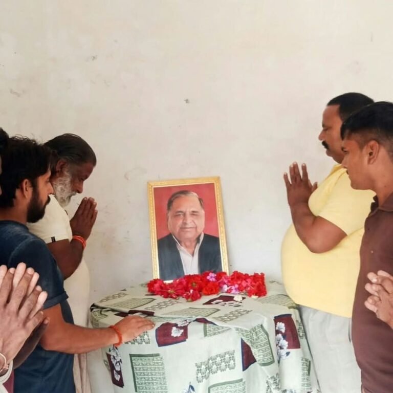 राष्ट्रीय हिन्द समाज पार्टी ने मुलायम सिंह यादव कोदी श्रद्धांजलि:बहराइच में पुण्यतिथि पर शोक सभा हुई, राष्ट्रीय हिन्द समाज पार्टी के कार्यकर्ताओं ने चढ़ाए फूल