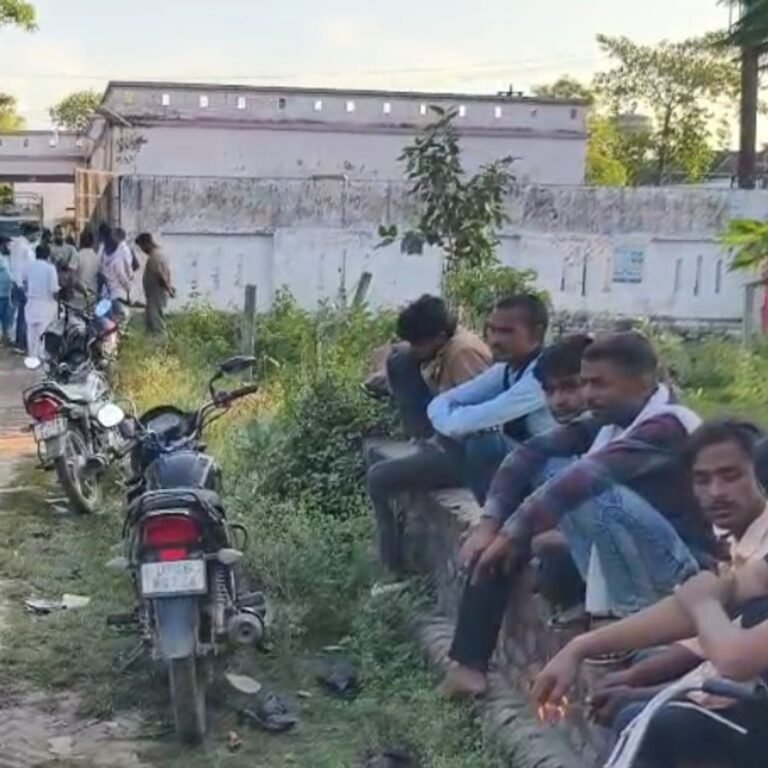 श्रावस्ती में 20 साल की विवाहिता की संदिग्ध मौत:कमरे में काफी देर बंद रही, खिड़की तोड़कर निकाला गया शव