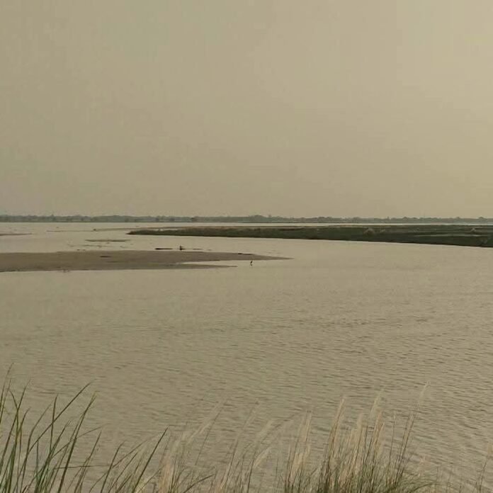 घाघरा (सरयू) नदी का जलस्तर तेजी से घटा:तटवर्ती गांवों के लोगों ने ली राहत की सांस, बाढ़ का खतरा टला