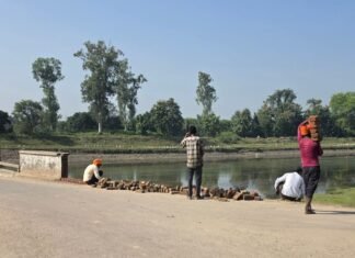 बहराइच में जरही पुल की टूटी रेलिंग से खतरा:सिंचाई विभाग ने शुरू कराया मरम्मत कार्य, लोगों ने ली राहत की सांस बहराइच में जरही पुल की टूटी रेलिंग से खतरा:सिंचाई विभाग ने शुरू कराया मरम्मत कार्य, लोगों ने ली राहत की सांस