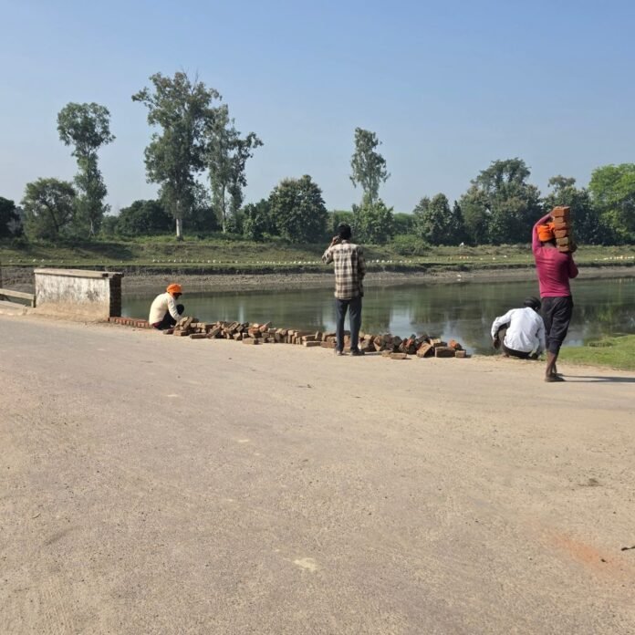 f7047dfe-8f5e-48bb-8163-b1e238ccfd31_1791950660124.jpg बहराइच में जरही पुल की टूटी रेलिंग से खतरा:सिंचाई विभाग ने शुरू कराया मरम्मत कार्य, लोगों ने ली राहत की सांस
