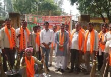 सेवा संकल्प अभियान में सफाई कर्मियों का सम्मान:श्रावस्ती में विद्यार्थियों को बांटी शिक्षण सामग्री, बच्चों को मिले उपहार