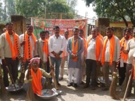 सेवा संकल्प अभियान में सफाई कर्मियों का सम्मान:श्रावस्ती में विद्यार्थियों को बांटी शिक्षण सामग्री, बच्चों को मिले उपहार