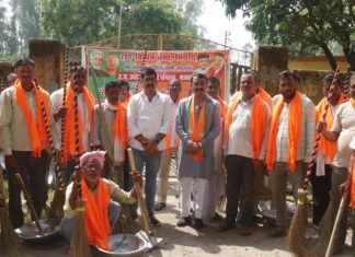 सेवा संकल्प अभियान में सफाई कर्मियों का सम्मान:श्रावस्ती में विद्यार्थियों को बांटी शिक्षण सामग्री, बच्चों को मिले उपहार