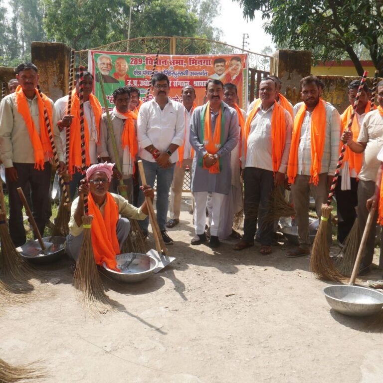 सेवा संकल्प अभियान में सफाई कर्मियों का सम्मान:श्रावस्ती में विद्यार्थियों को बांटी शिक्षण सामग्री, बच्चों को मिले उपहार