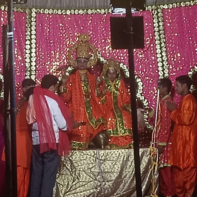 श्रावस्ती के लालपुर खदरा में रामलीला शुरू:पहले दिन उमड़ी श्रद्धालुओं की भीड़, समाजसेवी ने किया उद्घाटन