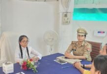 महराजगंज कोतवाली में छात्रा वैष्णवी बनी एक दिन की थाना-प्रभारी:मिशन शक्ति के तहत पुलिस की कार्यप्रणाली समझी और महिला सुरक्षा जानी महराजगंज कोतवाली में छात्रा वैष्णवी बनी एक दिन की थाना-प्रभारी:मिशन शक्ति के तहत पुलिस की कार्यप्रणाली समझी और महिला सुरक्षा जानी