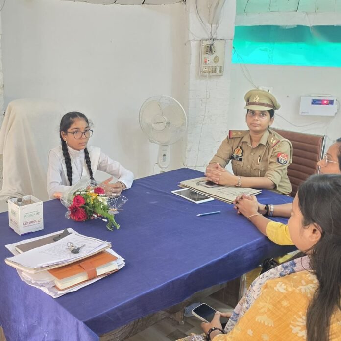 महराजगंज कोतवाली में छात्रा वैष्णवी बनी एक दिन की थाना-प्रभारी:मिशन शक्ति के तहत पुलिस की कार्यप्रणाली समझी और महिला सुरक्षा जानी
