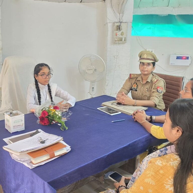 महराजगंज कोतवाली में छात्रा वैष्णवी बनी एक दिन की थाना-प्रभारी:मिशन शक्ति के तहत पुलिस की कार्यप्रणाली समझी और महिला सुरक्षा जानी