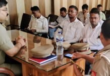 घुघली में लेखपालों ने काली पट्टी बांधकर किया काम:मांगों को लेकर जताया विरोध, समाधान दिवस पर आए 5 मामले घुघली में लेखपालों ने काली पट्टी बांधकर किया काम:मांगों को लेकर जताया विरोध, समाधान दिवस पर आए 5 मामले