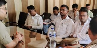 घुघली में लेखपालों ने काली पट्टी बांधकर किया काम:मांगों को लेकर जताया विरोध, समाधान दिवस पर आए 5 मामले घुघली में लेखपालों ने काली पट्टी बांधकर किया काम:मांगों को लेकर जताया विरोध, समाधान दिवस पर आए 5 मामले