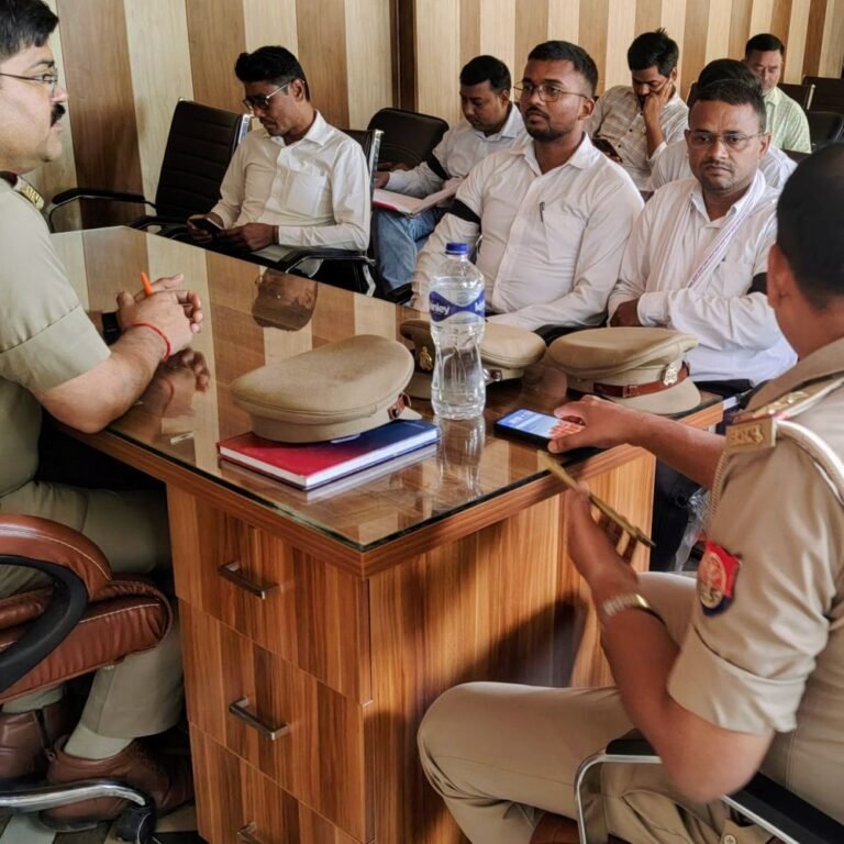 घुघली में लेखपालों ने काली पट्टी बांधकर किया काम:मांगों को लेकर जताया विरोध, समाधान दिवस पर आए 5 मामले