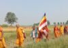 बुद्ध के ननिहाल देवदह में गूंजा 'बुद्धं शरणं गच्छामि':विश्व शांति और मानव कल्याण के लिए भिक्षुओं ने स्तूप की परिक्रमा कर प्रार्थना की बुद्ध के ननिहाल देवदह में गूंजा 'बुद्धं शरणं गच्छामि':विश्व शांति और मानव कल्याण के लिए भिक्षुओं ने स्तूप की परिक्रमा कर प्रार्थना की