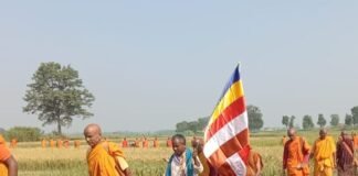 बुद्ध के ननिहाल देवदह में गूंजा 'बुद्धं शरणं गच्छामि':विश्व शांति और मानव कल्याण के लिए भिक्षुओं ने स्तूप की परिक्रमा कर प्रार्थना की बुद्ध के ननिहाल देवदह में गूंजा 'बुद्धं शरणं गच्छामि':विश्व शांति और मानव कल्याण के लिए भिक्षुओं ने स्तूप की परिक्रमा कर प्रार्थना की