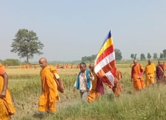 बुद्ध के ननिहाल देवदह में गूंजा 'बुद्धं शरणं गच्छामि':विश्व शांति और मानव कल्याण के लिए भिक्षुओं ने स्तूप की परिक्रमा कर प्रार्थना की बुद्ध के ननिहाल देवदह में गूंजा 'बुद्धं शरणं गच्छामि':विश्व शांति और मानव कल्याण के लिए भिक्षुओं ने स्तूप की परिक्रमा कर प्रार्थना की