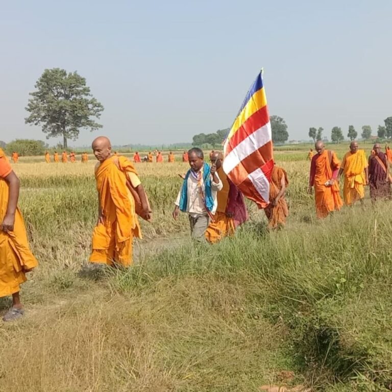 बुद्ध के ननिहाल देवदह में गूंजा 'बुद्धं शरणं गच्छामि':विश्व शांति और मानव कल्याण के लिए भिक्षुओं ने स्तूप की परिक्रमा कर प्रार्थना की