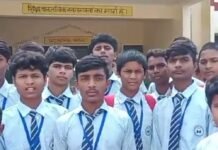 बस्ती में खराब भोजन पर भड़के छात्र:थालियां पलटकर किया विरोध, सुबह CDO के समझाने पर खाना खाया बस्ती में खराब भोजन पर भड़के छात्र:थालियां पलटकर किया विरोध, सुबह CDO के समझाने पर खाना खाया