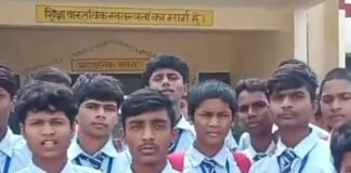 बस्ती में खराब भोजन पर भड़के छात्र:थालियां पलटकर किया विरोध, सुबह CDO के समझाने पर खाना खाया बस्ती में खराब भोजन पर भड़के छात्र:थालियां पलटकर किया विरोध, सुबह CDO के समझाने पर खाना खाया