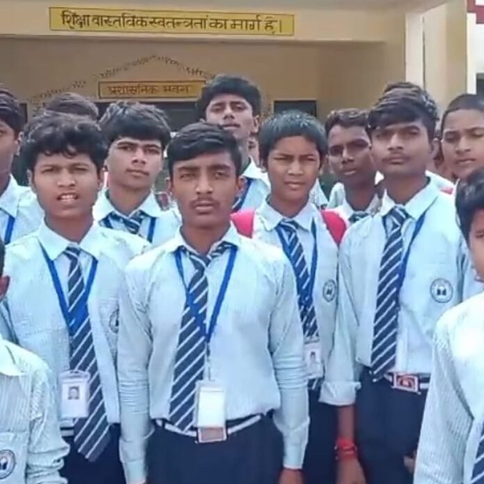 fbdbd744-3aae-4ead-b93a-558e98b75cfe_1791536727227.jpg बस्ती में खराब भोजन पर भड़के छात्र:थालियां पलटकर किया विरोध, सुबह CDO के समझाने पर खाना खाया