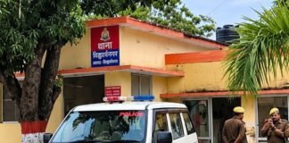 बाजार में दलित युवक को पीटा, जातिसूचक गालियां दीं:रास्ते में रोककर मारपीट का आरोप, सिर और उंगली में चोट; 3 पर केस बाजार में दलित युवक को पीटा, जातिसूचक गालियां दीं:रास्ते में रोककर मारपीट का आरोप, सिर और उंगली में चोट; 3 पर केस