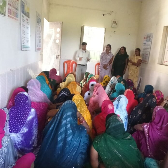 fcc94f68-cc78-46ac-a34a-c017de628b12_1791533910772.jpg समूह की सुनीता गाजर-सब्जी उगाकर चला रहीं घर:पनियरा के हरखपुरा में आजीविका मिशन की बैठक, महिलाओं को मिला प्रोत्साहन
