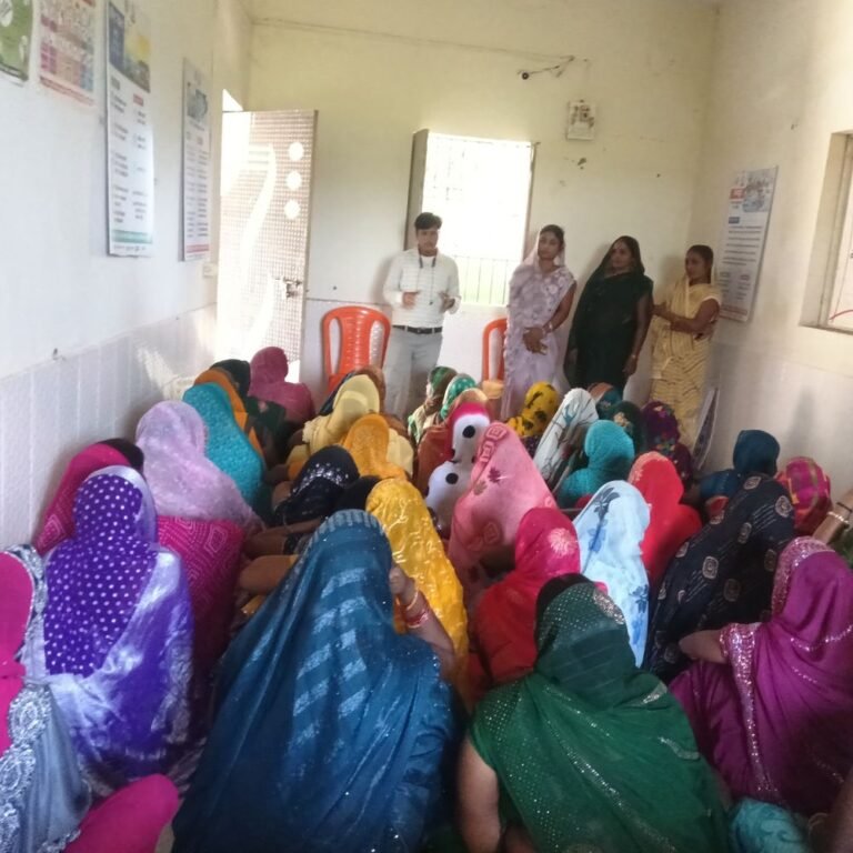 समूह की सुनीता गाजर-सब्जी उगाकर चला रहीं घर:पनियरा के हरखपुरा में आजीविका मिशन की बैठक, महिलाओं को मिला प्रोत्साहन