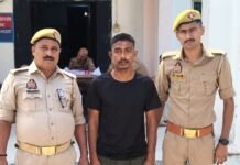 पुलिस ने136 टेट्रा अवैध शराब के साथ 3 आरोपी पकड़े:बस्ती में अवैध देशी शराब बेच रहे थे, आबकारी एक्ट में केस दर्ज