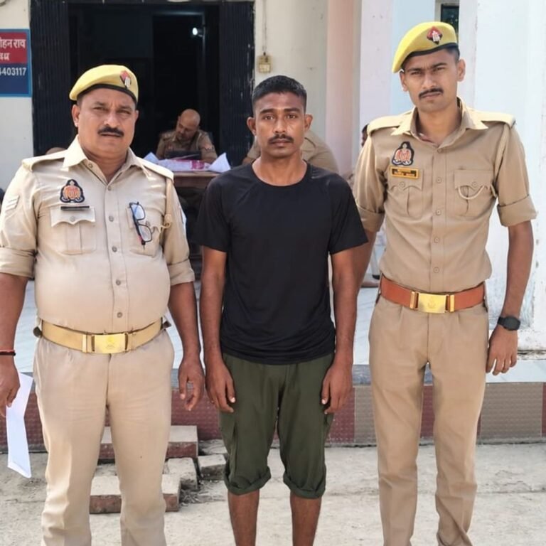 पुलिस ने136 टेट्रा अवैध शराब के साथ 3 आरोपी पकड़े:बस्ती में अवैध देशी शराब बेच रहे थे, आबकारी एक्ट में केस दर्ज