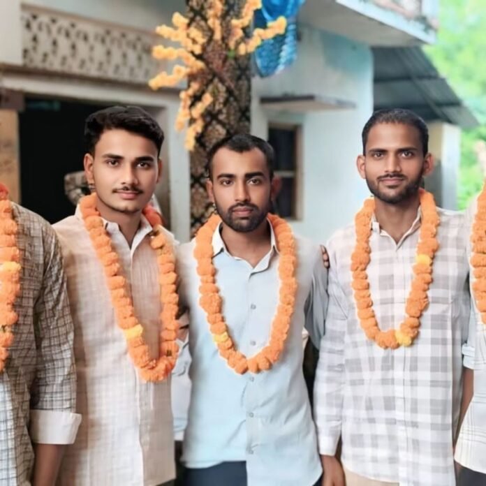 fe3fb117-69c7-4b4c-aae4-1edda9f4f399_1792125026018.jpg बस्ती के नादेकुंआ के 5 दोस्तों का पुलिस में चयन:बचपन के दोस्त मोबाइल से करते थे पढ़ाई, अब बने पुलिस कांस्टेबल