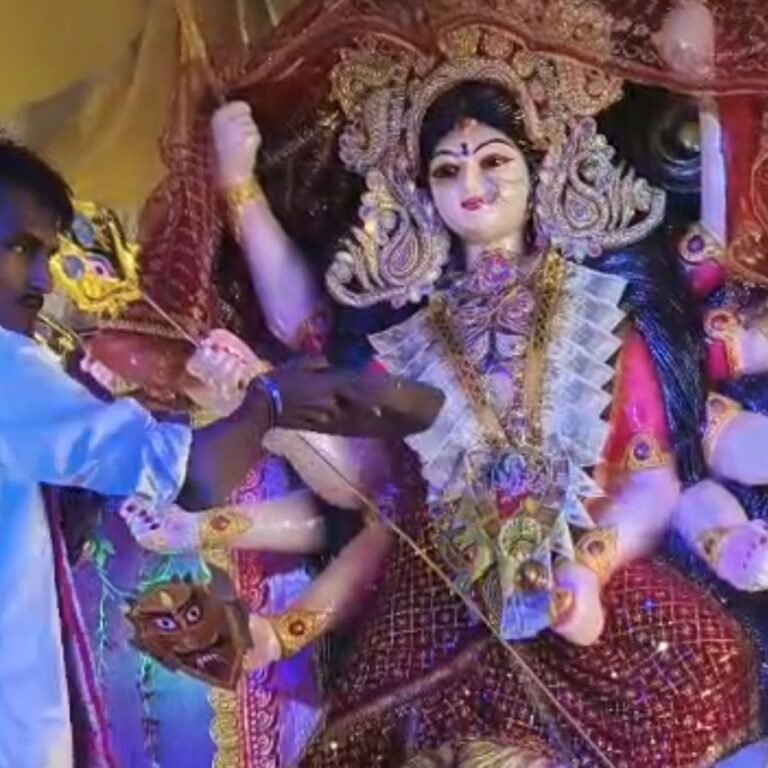 हरिहरपुर रानी में देर रात तक गूंजे मां के जयकारे:पंडालों में मां कूष्मांडा की पूजा हुई, बाल कलाकारों की प्रस्तुतियों और झांकियों ने मन मोहा