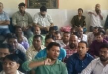 महराजगंज में NHM कर्मियों का दूसरे दिन भी प्रदर्शन:जिला अस्पताल में स्वास्थ्य सेवाएं ठप होने के कगार पर महराजगंज में NHM कर्मियों का दूसरे दिन भी प्रदर्शन:जिला अस्पताल में स्वास्थ्य सेवाएं ठप होने के कगार पर