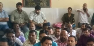 महराजगंज में NHM कर्मियों का दूसरे दिन भी प्रदर्शन:जिला अस्पताल में स्वास्थ्य सेवाएं ठप होने के कगार पर महराजगंज में NHM कर्मियों का दूसरे दिन भी प्रदर्शन:जिला अस्पताल में स्वास्थ्य सेवाएं ठप होने के कगार पर