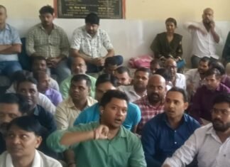 महराजगंज में NHM कर्मियों का दूसरे दिन भी प्रदर्शन:जिला अस्पताल में स्वास्थ्य सेवाएं ठप होने के कगार पर महराजगंज में NHM कर्मियों का दूसरे दिन भी प्रदर्शन:जिला अस्पताल में स्वास्थ्य सेवाएं ठप होने के कगार पर