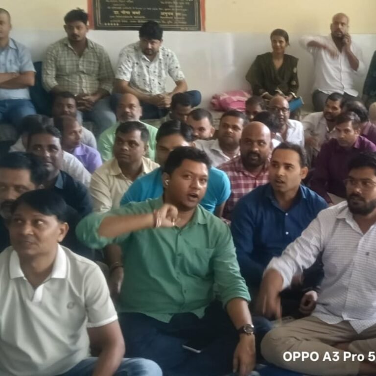 महराजगंज में NHM कर्मियों का दूसरे दिन भी प्रदर्शन:जिला अस्पताल में स्वास्थ्य सेवाएं ठप होने के कगार पर