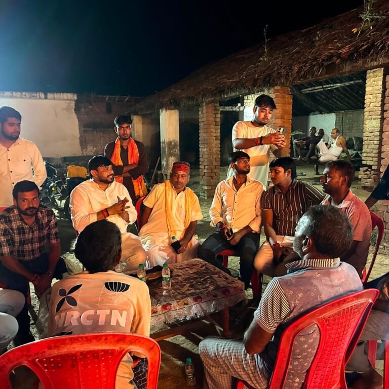 बस्ती के नरायनपुर में दुर्गा पूजा, प्रतिमा की पट्टी खोली:महिलाएं गा रहीं मंगल गीत, देर रात तक चला भक्तिमय कार्यक्रम