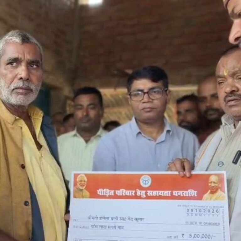 श्रावस्ती में 3 परिवारों को 10.15 लाख की आर्थिक सहायता:विधायक ने पीड़ित परिवारों को सौंपे सहायता चेक, बिजली हादसे में दो युवकों की हुई थी मौत