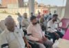 Shravasti News:काली पट्टी बांध लेखपालों ने जताया विरोध – Lekhpals Registered Their Protest By Wearing Black Armbands गिलौला थाने में हाथ में काली पट्टी बांधकर प्रदर्शन करते लेखपाल।