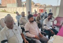 Shravasti News:काली पट्टी बांध लेखपालों ने जताया विरोध – Lekhpals Registered Their Protest By Wearing Black Armbands गिलौला थाने में हाथ में काली पट्टी बांधकर प्रदर्शन करते लेखपाल।