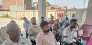 Shravasti News:काली पट्टी बांध लेखपालों ने जताया विरोध – Lekhpals Registered Their Protest By Wearing Black Armbands गिलौला थाने में हाथ में काली पट्टी बांधकर प्रदर्शन करते लेखपाल।