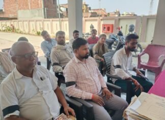 Shravasti News:काली पट्टी बांध लेखपालों ने जताया विरोध – Lekhpals Registered Their Protest By Wearing Black Armbands गिलौला थाने में हाथ में काली पट्टी बांधकर प्रदर्शन करते लेखपाल।