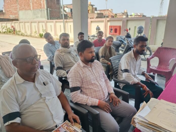gall-thana-ma-hatha-ma-kal-patata-bthhakara-paratharashana-karata-lkhapal_2146d77b89f5f5a2fc12d60ddf0d9ad6.jpeg गिलौला थाने में हाथ में काली पट्टी बांधकर प्रदर्शन करते लेखपाल।